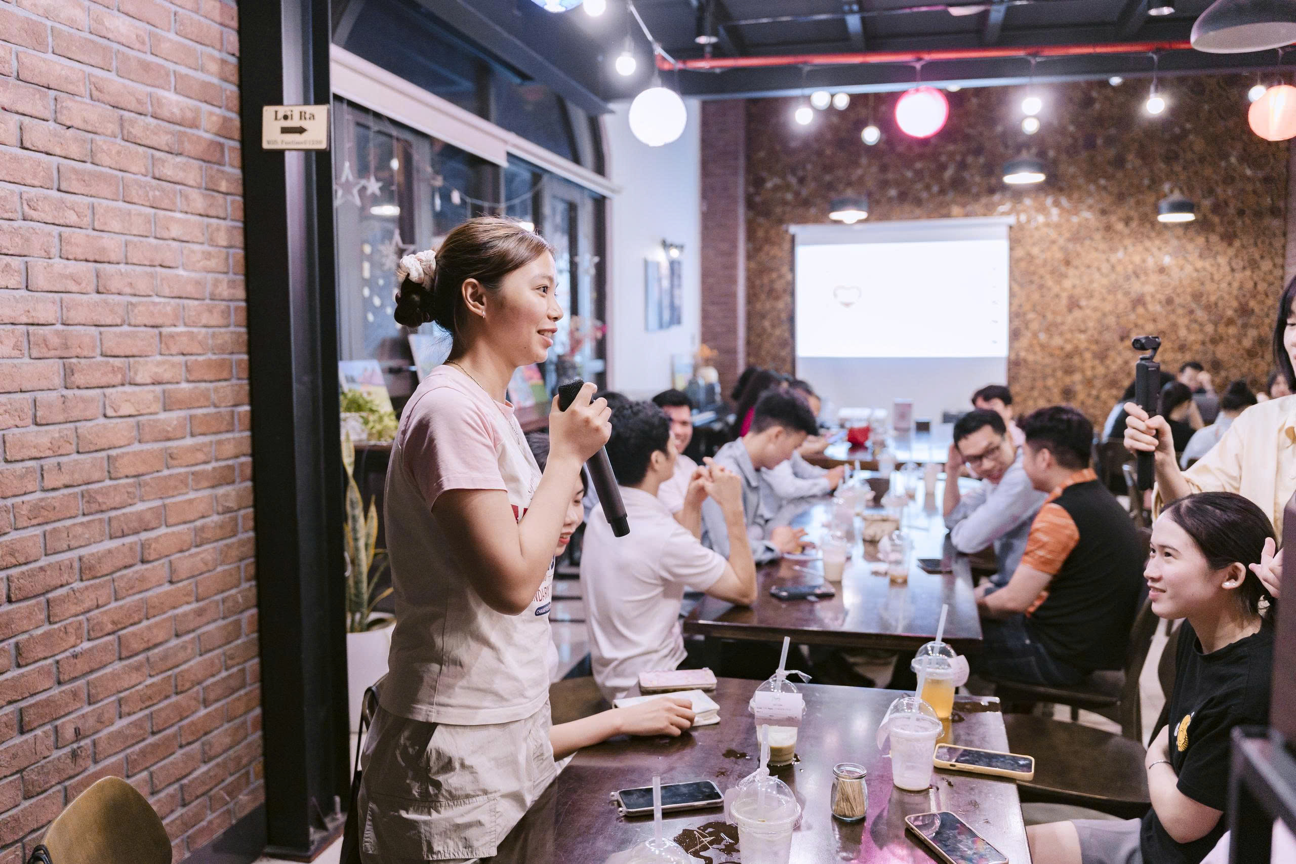 Học viên cùng giảng viên phân tích tình huống