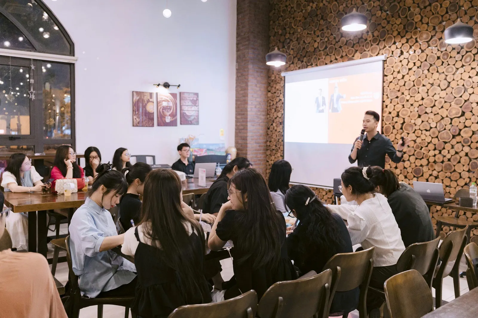 Giảng viên DISC Academy tại lớp